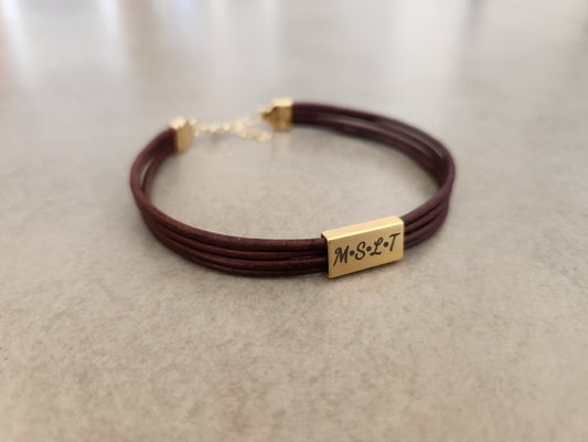 צמיד עור לגבר עם חריטה שני שמות | צמיד עור חום כהה